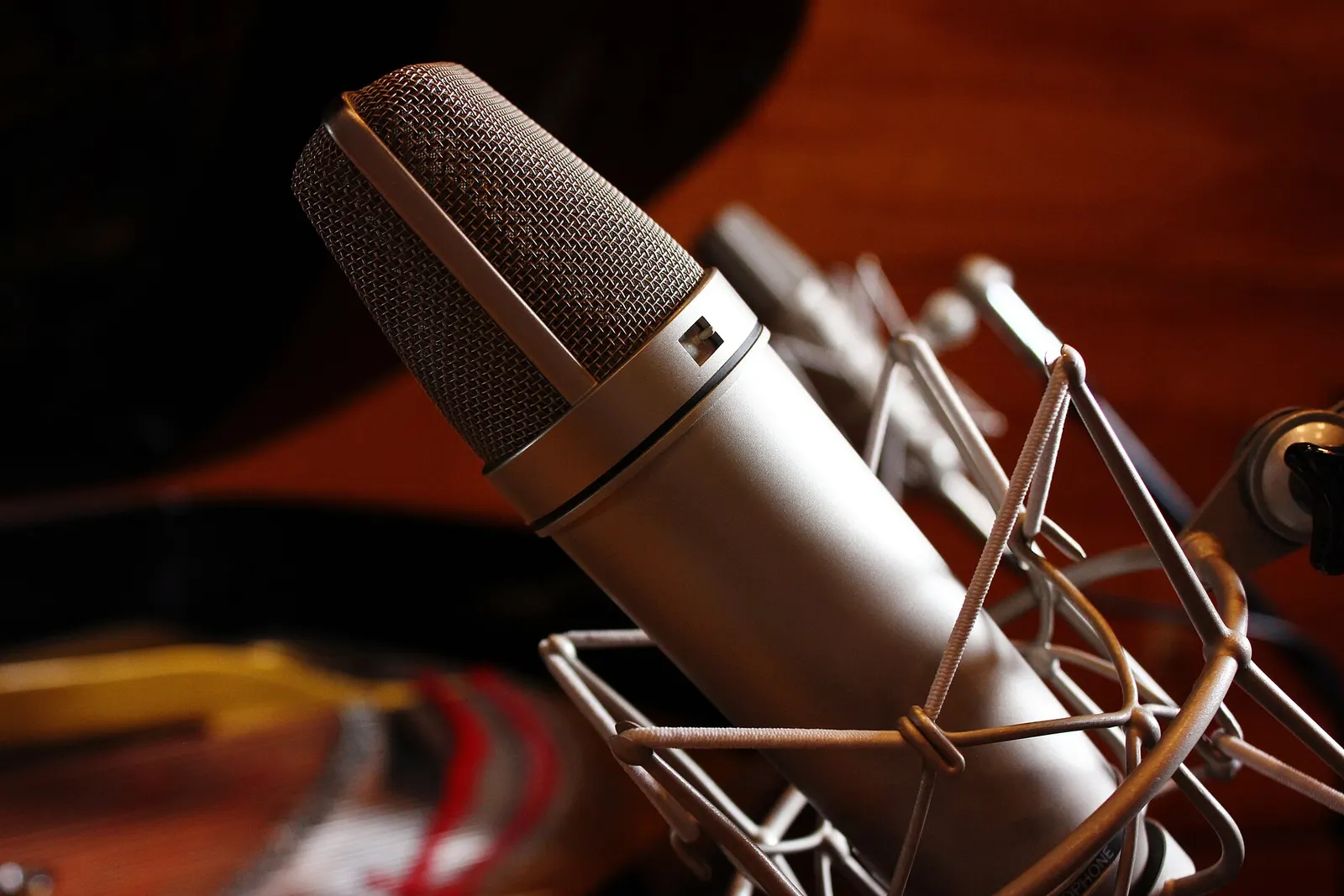 میکروفون کندانسور Neumann U87 روی پایهاش در یک استودیوی ضبط